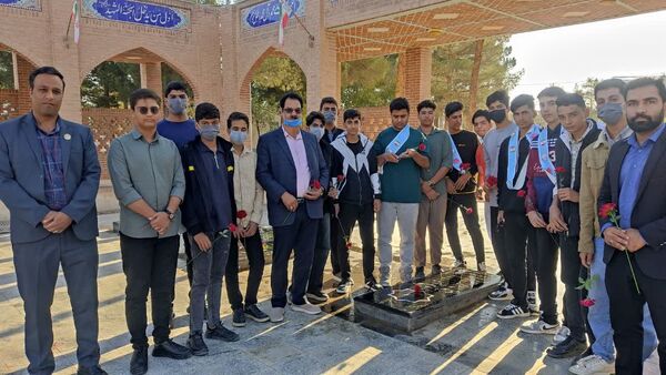 آغاز هفته بسیج دانش‌آموزی با غبارروبی مزار شهدای جوادالائمه توسط مسئولان و دانش‌آموزان بسیجی