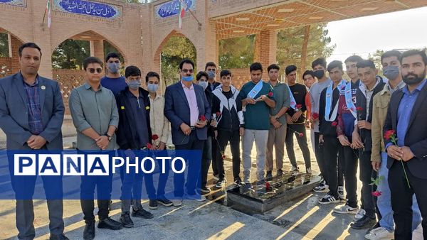 آغاز هفته بسیج دانش‌آموزی با غبارروبی مزار شهدای جوادالائمه توسط مسئولان و دانش‌آموزان بسیجی