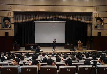 همایش روبیس شو با حضور رتبه های برتر کنکوری در نیشابور ویژه پسران برگزار شد