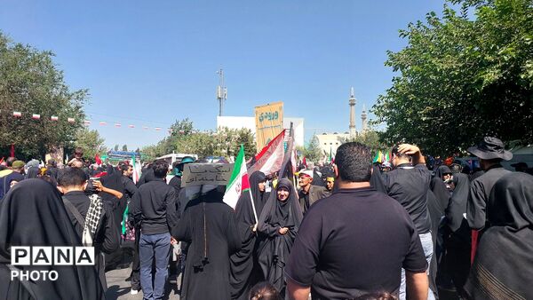 دریای جمعیت در خیابان‌های منتهی به مصلای امام خمینی(ره)