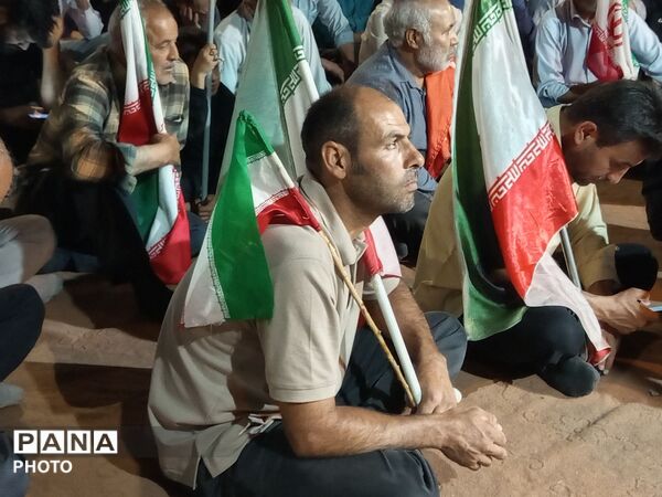 مردم و حال‌وهوای زنده‌ بلوار فضل در شب
