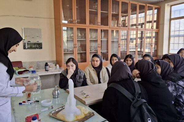 دانش‌آموزان دبیرستان ساره در پژوهشسرای فرهنگ مهارت‌های علمی را تجربه کردند