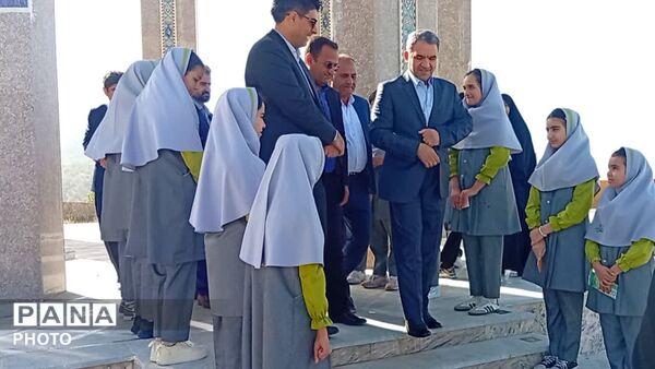 تجدید میثاق معاون وزیر و رئیس سازمان مدارس غیردولتی و مشارکت‌های مردمی وزارت آموزش و پرورش با شهدای گمنام در یاسوج