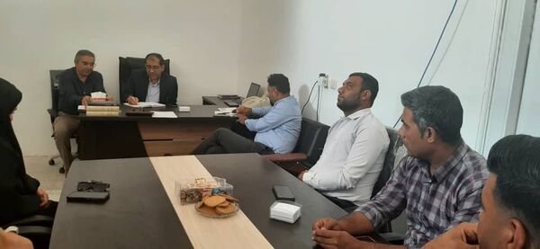 نشست مدیر آموزش و پرورش ناحیه یک بندرعباس با بخشدار و دهیاران بخش شمیل