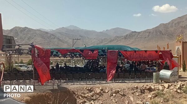 کاروان پیاده روی مردم روستای خاوه و جاماندگان کربلا در روز اربعین حسینی به سمت کربلای ایران 