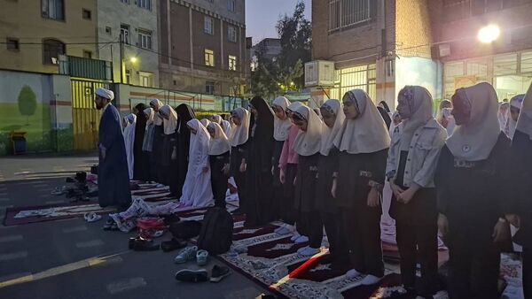 مراسم افطاری در دبستان دخترانه شهید باهنر با حضور دانش‌آموزان و اولیاء