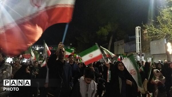 نیشابوری ها از پیر تا کودک در اجتماعات خیابانی