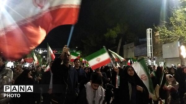 نیشابوری ها از پیر تا کودک در اجتماعات خیابانی