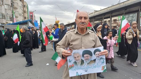 راهپیمایی ۲۲ بهمن با حضور پرشور مردم انقلابی در تهران