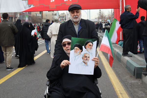 ٢٢ بهمن؛ روزى که دلها با قدم‌‌ها یکى میشود