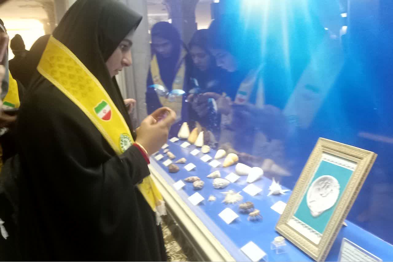 بازدید دانش آموزان پیشتاز اعزامی به مشهد از موزه حرم مطهر رضوی 