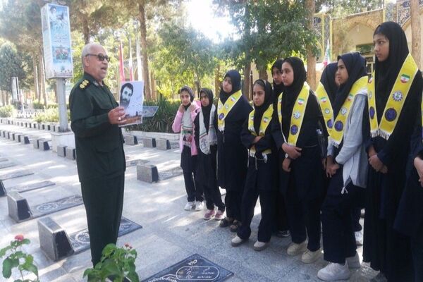 حضورپیشتازان دبیرستان شهید مجید دهنوی درگلزار شهدای بهشت فضل نیشابور