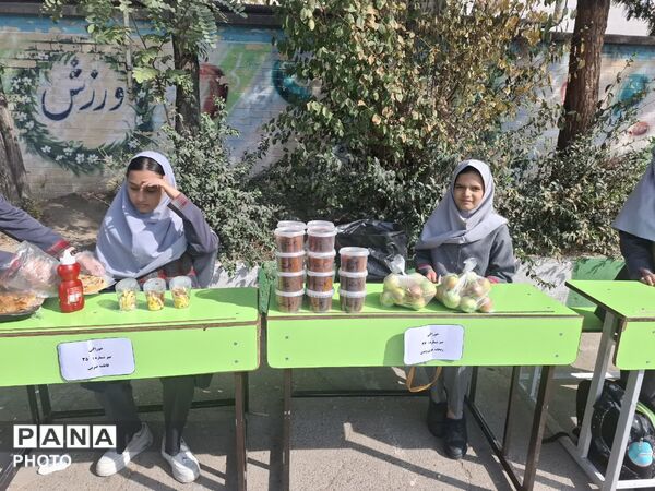 نمایش هنر و توانمندی دانش‌آموزان در بازارچه سالانه مدرسه نیایش