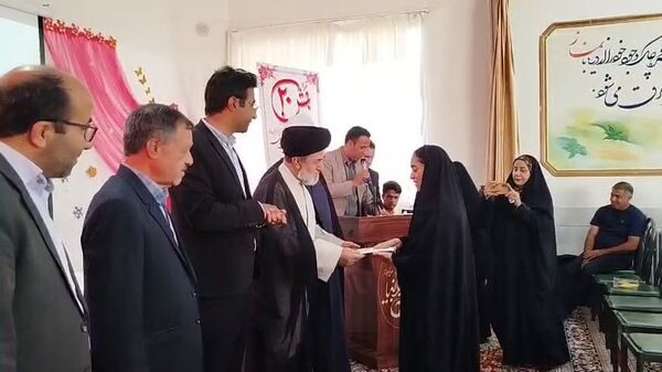 تجلیل از نمرات 20 امتحان نهایی و ممتازان علمی و پرورشی در جشن بیست دبیرستان خاتم الانبیا (ص)