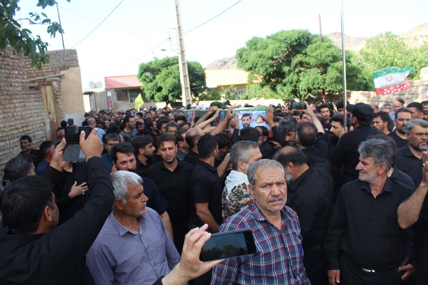 خاکسپاری دو شهید جنگ سوم در گلزار شهدای روستای فردو