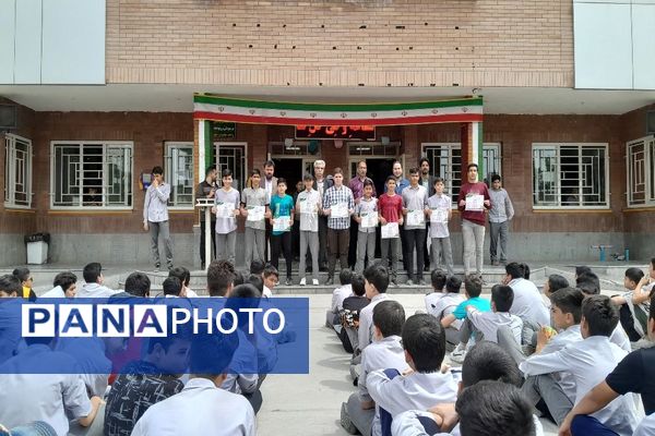 تقدیر از دانش‌آموزان مقام آور در رشته‌های ورزشی مدرسه ابوریحان بیرونی نیشابور