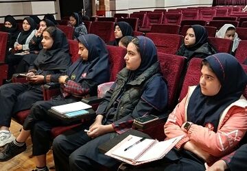 خبرنگاران فردا در حال تمرین پرسشگری 