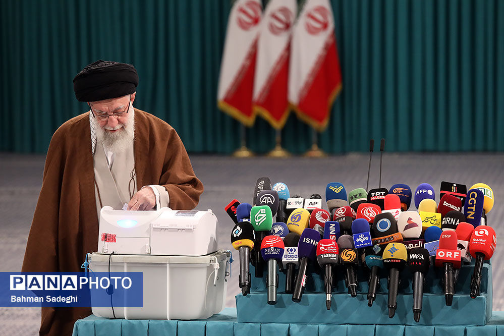 رهبر انقلاب رای خود را به صندوق انداختند + فیلم