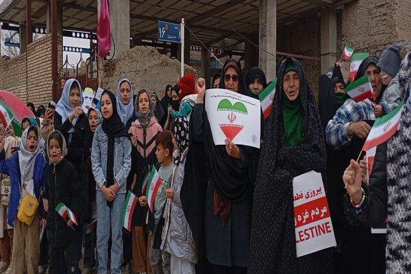 حضور کودکان و دانش آموزان در راهپیمایی یوم‌الله ۲۲بهمن در شهر بار نیشابور