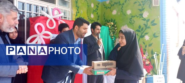 تقدیر از دانش‌آموزان برتر قرآنی در دبستان حضرت رقیه (س)