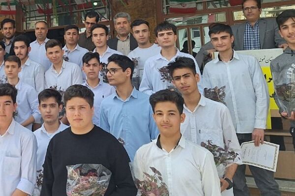مراسم تجلیل از دانش آموزان برتر در بهارستان‌۲