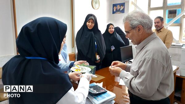 توزیع مکمل ویتامین D در آموزش‌وپرورش ناحیه ۶ به مناسبت روز کارمند و سلامت جسم و جان 