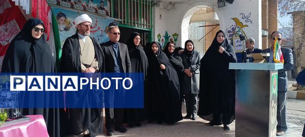 گرامیداشت سالگرد انقلاب با نواختن زنگ در دبیرستان دخترانه شاهد