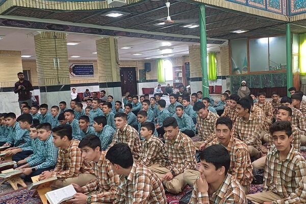 محفل انس با قرآن کریم با حضور پرشور دانش‌آموزان شهر آبسرد شهرستان دماوند