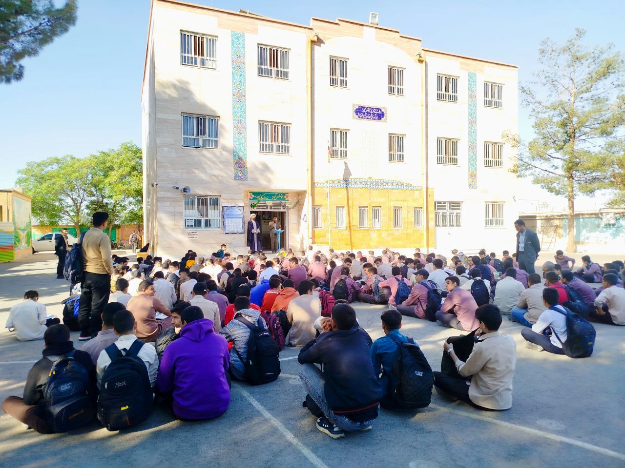 بازدید سرزده بازپرس دادگستری شهرستان کاشمر از دبیرستان میثاق