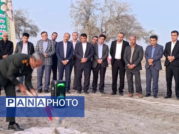 کلنگ ساخت دبستان 14 کلاسه خیرساز در روستا دهو شهرستان میناب به زمین زده شد