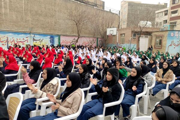 تقدیر از رتبه‌های برتر درسی در دبیرستان سپاهان بهارستان‌دو