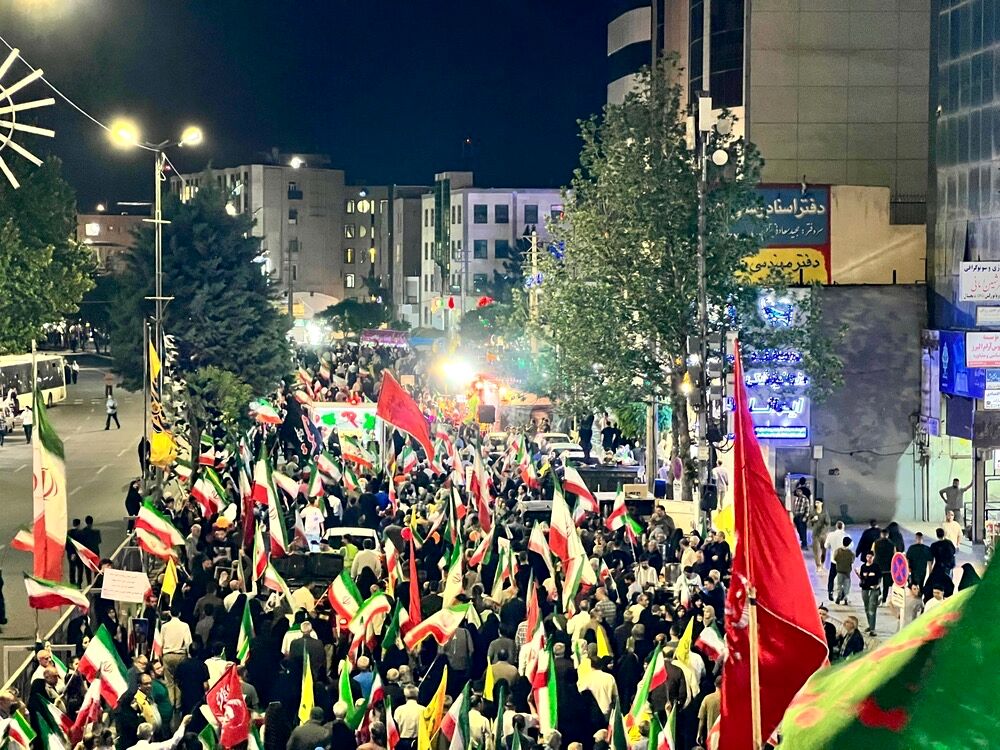 خیابان با تمام خستگی‌اش لبخند می زند