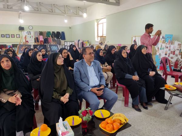 نمایشگاه دست‌سازه‌های دانش‌آموزی و تجلیل از فعالان نماز 