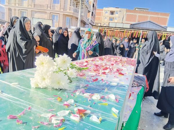 دبیرستان نجم میزبان پیکر یک شهید گمنام شد