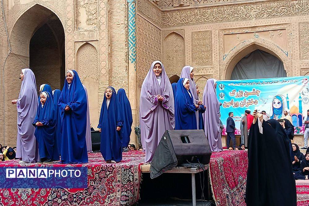 جشن بزرگ دخترانه به‌مناسبت دهه کرامت