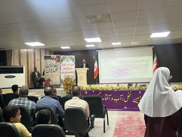 تجلیل از دانش‌آموزان ممتاز در جشنواره قرآنی، فرهنگی و ورزشی منطقه فین 