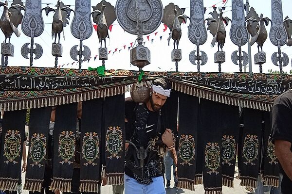 عشق و ارادت مردم ملارد نسبت به اهل بیت (ع) در روز عاشورا، به روایت تصویر