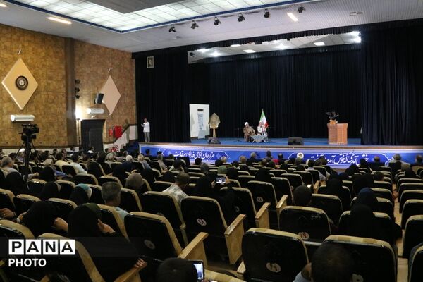 میزبانی میبد از طنزپردازان یزدی در شبی سرشار از لبخند
