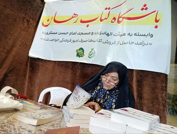 برپایی نمایشگاه کتاب در مجتمع طلای سفید بجنورد 