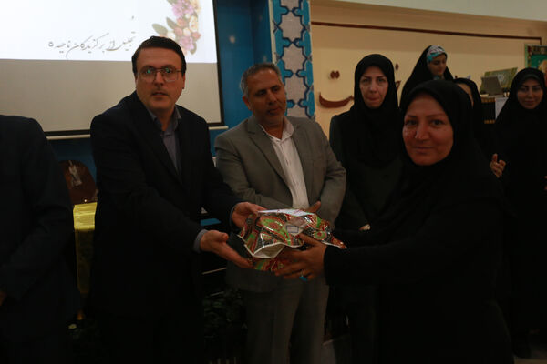 تجلیل برگزیدگان نوجوان سالم در ناحیه 5 تبریز