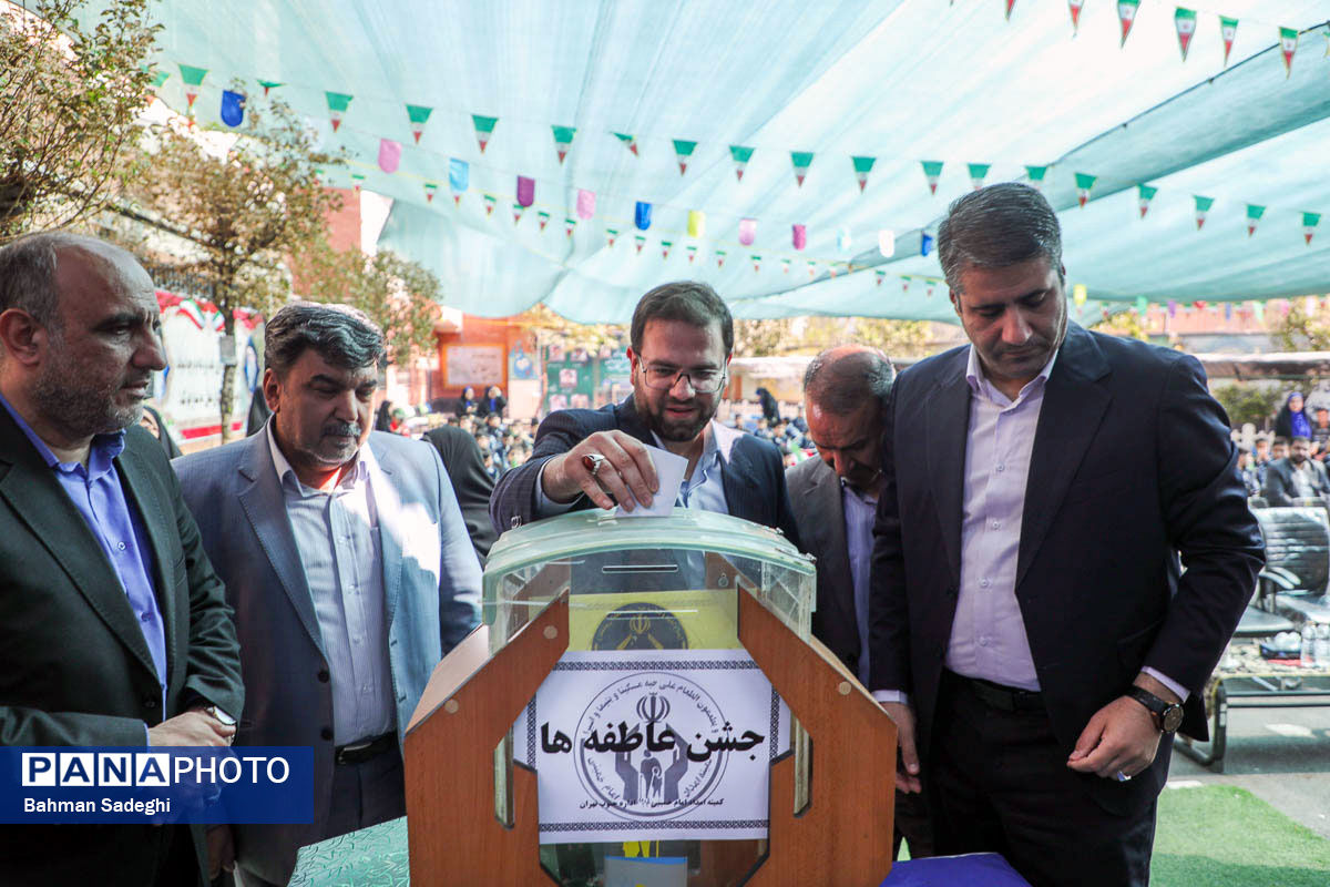 برگزاری جشن عاطفه‌ها در دبستان شاهد شهید احمدی روشن