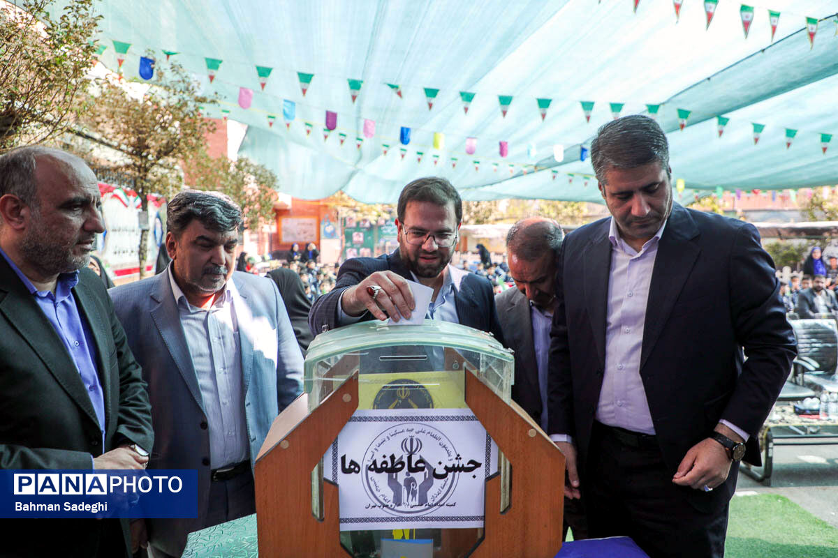 برگزاری جشن عاطفه‌ها در دبستان شاهد شهید احمدی روشن