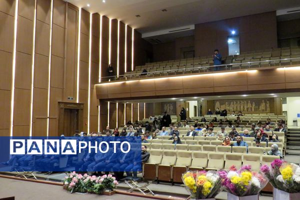 برگزاری آیین تجلیل از دانش‌آموزان برتر دبیرستان شهید هاشمی نژاد یک