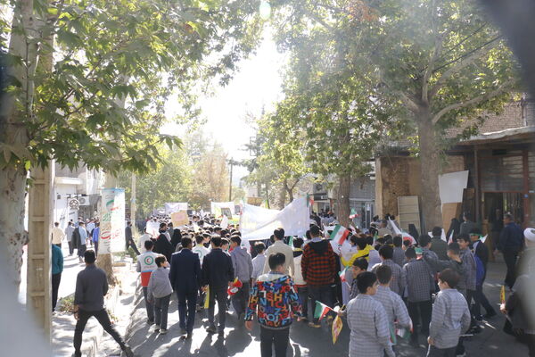 حضور پرشور دانش آموزان محلاتی در راهپیمایی 13 آبان 