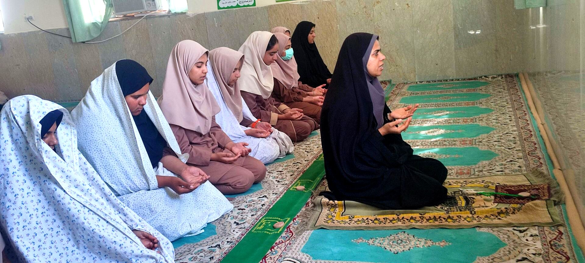 نماز و محفل اُنس با قرآن در مدرسه دخترانه فروغ فین