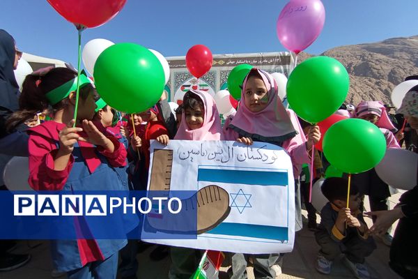 پیش دبستانی‌ها در زرقان تمرین استکبار ستیزی کردند 