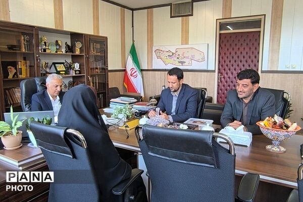 تجلیل روز مشاور و میلاد امام رضا(ع) با تقدیر از همکاران اداره آموزش و پرورش ناحیه یک شهرری