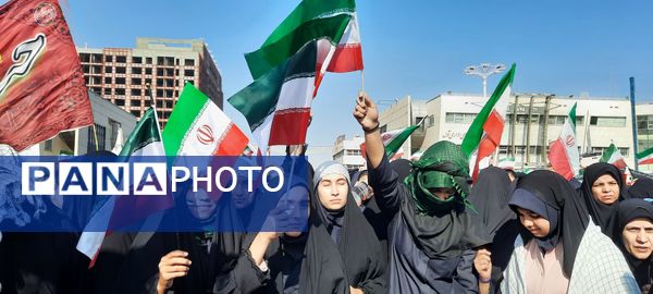 حضور دانش آموزان دبیرستان مهشید مصلی نژاد در راهپیمایی روز دانش آموز 