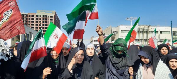 حضور دانش آموزان دبیرستان مهشید مصلی نژاد در راهپیمایی روز دانش آموز 