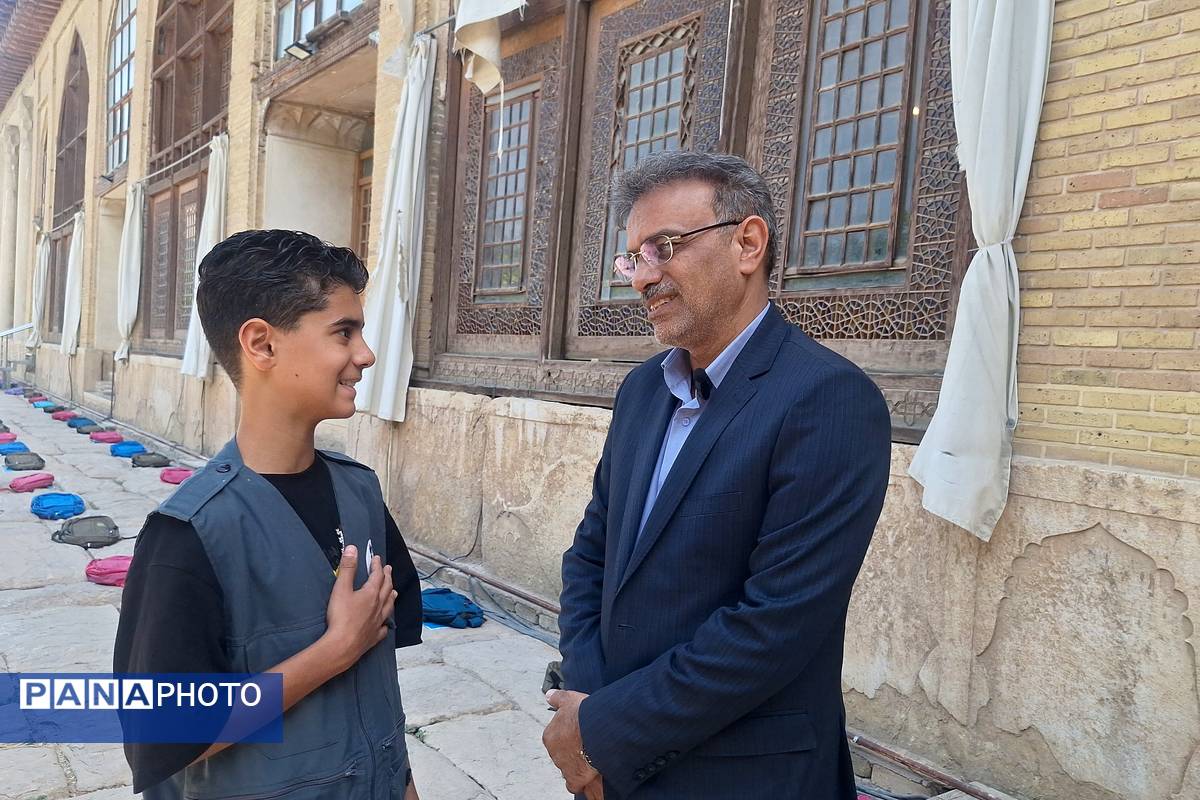 آیین اهدای ۲۵هزار بسته نوشت افزار به دانش‌آموزان نیازمند